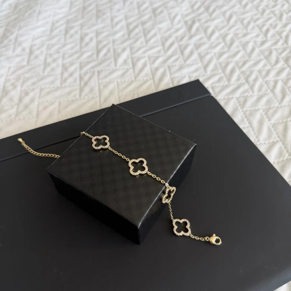Elegant Gold and Silver Flower Bracelet new in a box gold plated - Picture 15 of 15